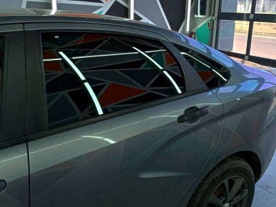Тонирование задней полусферы на автомобиле LADA VESTA 15% SUNCONTROL
