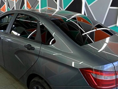Тонирование задней полусферы на автомобиле LADA VESTA 15% SUNCONTROL