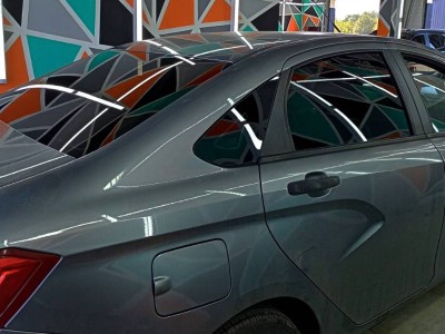 Тонирование задней полусферы на автомобиле LADA VESTA 15% SUNCONTROL