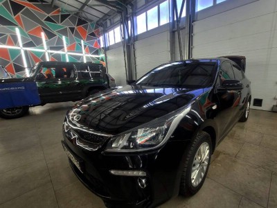 Тонирование задних опускных и передних опускных + полоса на лобовом стекле на автомобиле Kia Rio