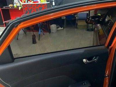 Тонирование ЗПС на автомобиле Hyundai Solaris