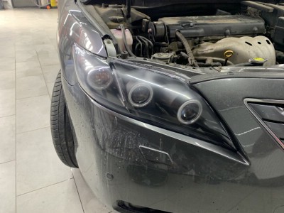 Полировка фар головного освещения и их покрытие бронепленкой Тoyota Camry VI 2006 (V40)