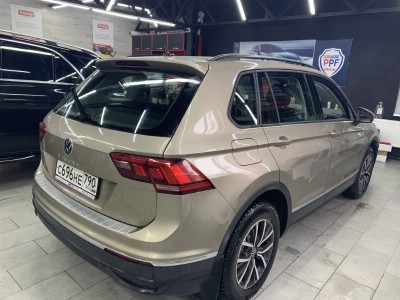 Тонирование задней полусферы остекления авто Volkswagen Tiguan 5D Suv 2016-
