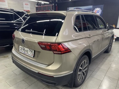 Тонирование задней полусферы остекления авто Volkswagen Tiguan 5D Suv 2016-