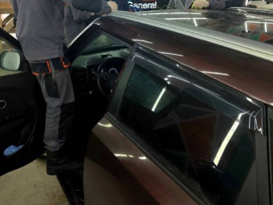 Замена и бронирование передней части панорамной крыши автомобиля KIA Soul II 2013-2019