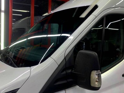 Замена и тонирование атермальной плёнкой лобового стекла Ford Transit