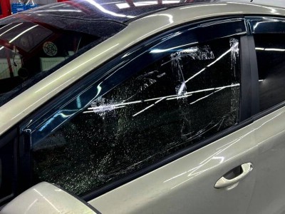 Замена и тонирование 35% переднего левого опускнуго стекла Kia Ceed