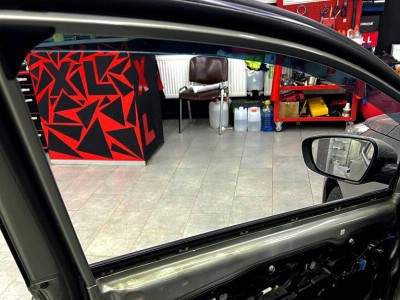 Замена и тонирование 35% переднего левого опускнуго стекла Kia Ceed