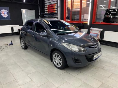 Замена лобового стекла и тонирование задней полусферы Mazda 2