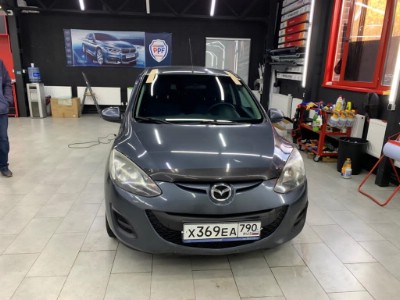Замена лобового стекла и тонирование задней полусферы Mazda 2