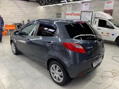 Замена лобового стекла и тонирование задней полусферы Mazda 2