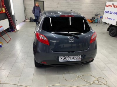 Замена лобового стекла и тонирование задней полусферы Mazda 2