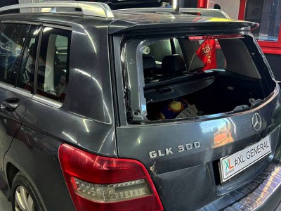 Замена стекла крышки багажника + тонирование задней полусферы 05% Mercedes GLK