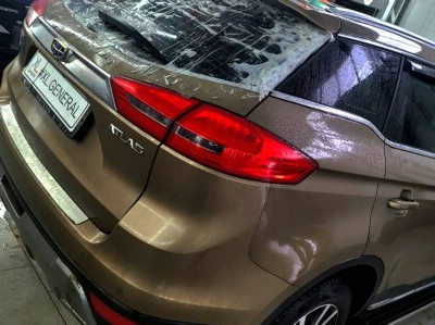 Замена задних стекол с предварительной тонировкой плёнкой SunControl 5% на автомобиле Geely Atlas 2016